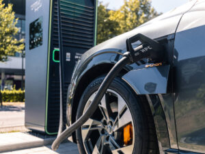 The charging flat rate for electric cars from Elvah can now be used at 150,000 charging points - across Europe.